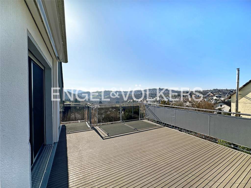 Immobilie in Kadenbach - Modernisiertes Zweifamilienhaus mit Fernblick und PV-Anlage - Bild 1