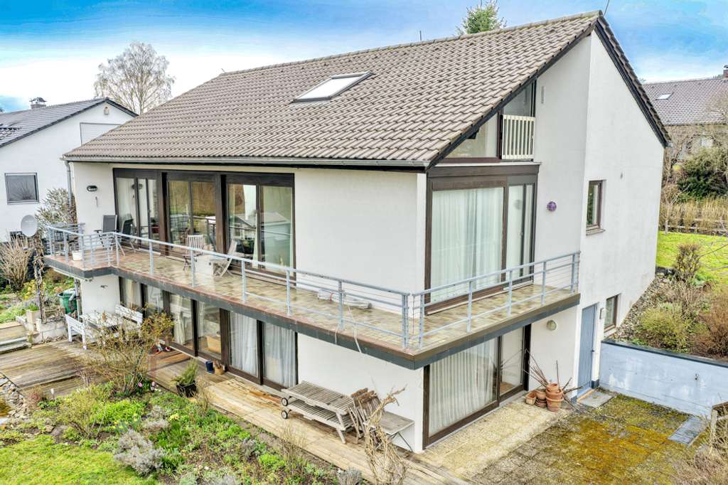 Immobilie in Kulmbach - Alleinstehendes Einfamilienhaus mit Einliegerwohnung und Doppelgarage in Massivbauweise - Bild 0