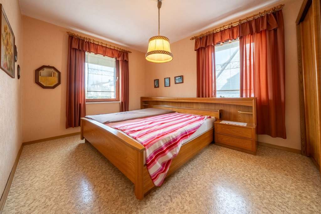 Immobilie in Neustadt - Zweifamilienhaus mit Scheune in guter Lage von Neustadt - Bild 1