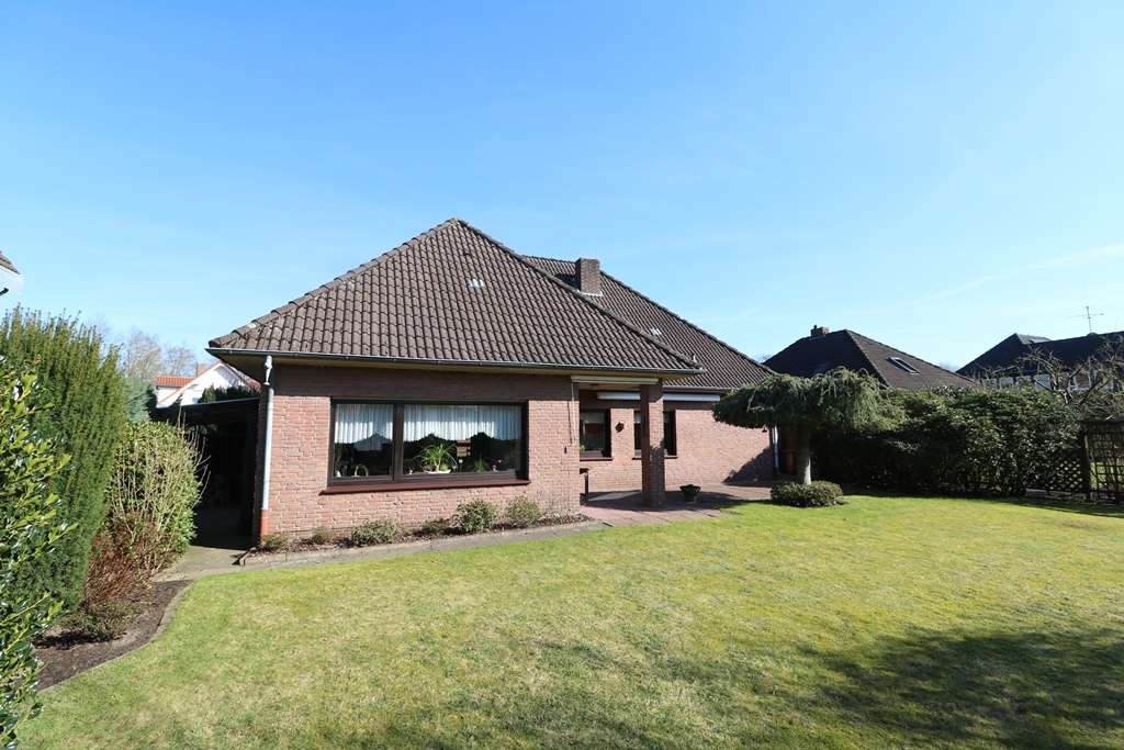 Immobilie in Cloppenburg - Topgepflegter Walmdachbungalow in beliebter Lage mit Ausbaureserve, Garage und schönem Garten - Bild 0