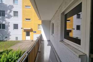 Zuhause in Sicht ! Ihre neue Familienwohnung mit großem Sonnenbalkon – Bruno-Taut-Ring 170, 39130 Neu Olvenstedt, Magdeburg – Vorschaubild 2
