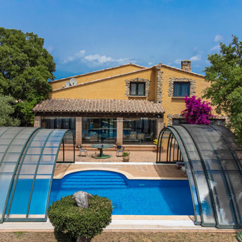 PRÄCHTIGE UND HELLIGE VILLA IN AUSGEZEICHNETER LAGE