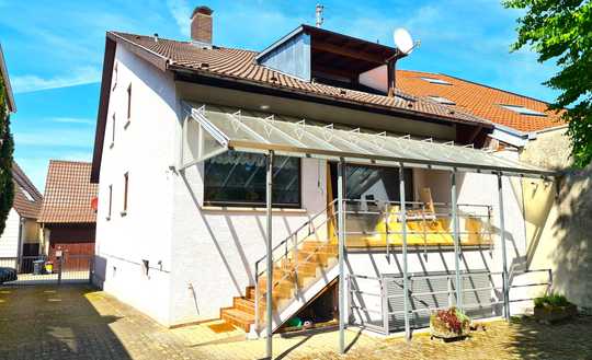FAMILIENHAUS MIT 2 BÄDERN, LOGGIA UND TERRASSE AUF SEHR GROßEM GRUNDSTÜCK