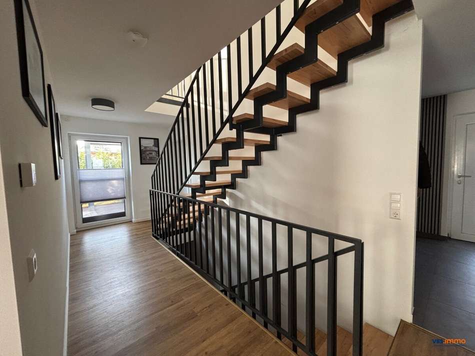 Flur mit Treppe ins OG