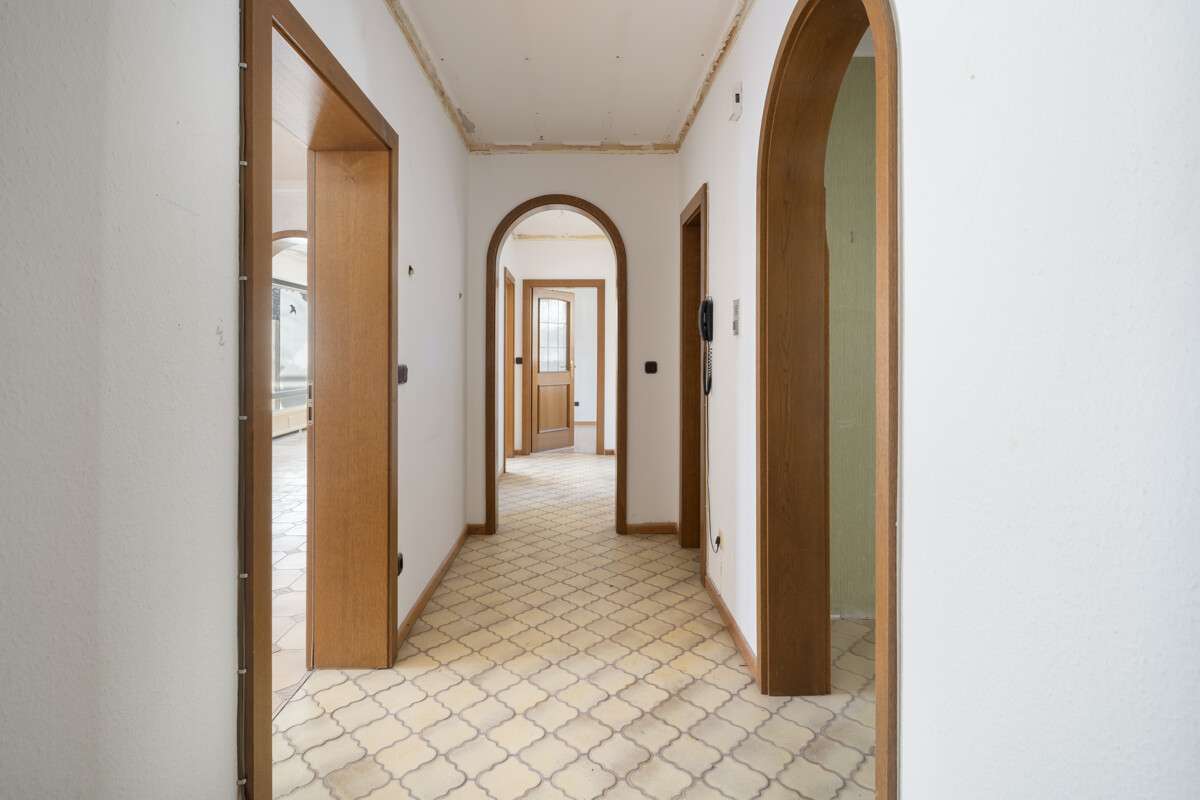 Sanierungsbedürftige 4-Zimmer-Wohnung mit 2 Balkonen, TG-Stellplatz und großem Keller, München – Bild 3