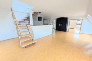 *Für Sportliche! Schön ausgebaute, helle Dachgeschossmaisonette mit Dachbalkon in Bad Cannstatt*