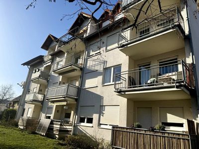 Lichtdurchflutete 2 ZKB mit Loggia und PKW-Stellplätzen !