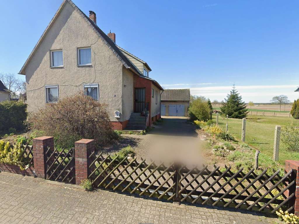 Immobilie in Bahrdorf - Einfamilienhaus in ruhiger Dorflage mit großem Grundstück, Garagen und Stallungen - Bild 1