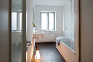 Ruhig und komfortabel in Toplage: 2-Zimmer-Whg. mit Balkon und EBK in saniertem 50er-Jahre-Haus – Elisabethplatz 3, 80796 München – Vorschaubild 6