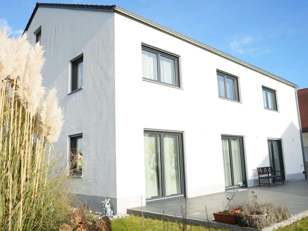 Immobilie in Pförring - Modernes Einfamilienhaus mit Einliegerwohnung, PV-Anlage und hochwertiger Ausstattung  - Bild 2