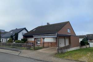 großzügiges Ein-/Zweifamilienhaus mit 2 Bädern und Gäste-WC in Erftstadt – Kriegergasse 38, 50374 Erftstadt – Vorschaubild 2