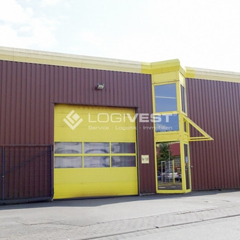 Lager- und Industriehalle mit Seitenandienung