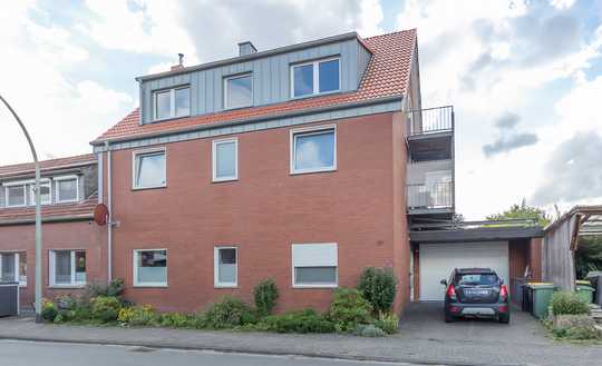 Vielseitiges Drei-Parteien-Haus mit Entwicklungspotenzial