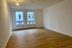 Frisch renovierte 4-Zimmer Wohnung mit Wintergarten in der Südstadt !