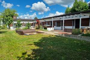 LINDEN IMMOBILIEN - wunderschöner, modernisierter Winkelbungalow im Grünen