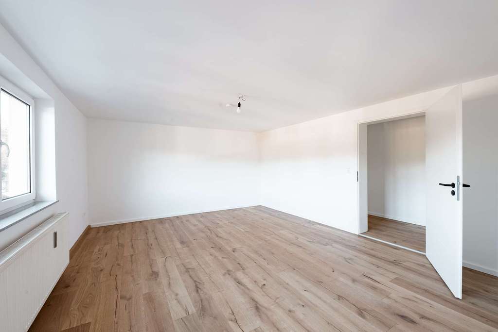 Immobilie in Miesbach - Stilvoll kernsaniert & bezugsfrei: Lichtdurchflutete 3-Zimmer-Wohnung im Miesbach, direkt am Bach - Bild 2