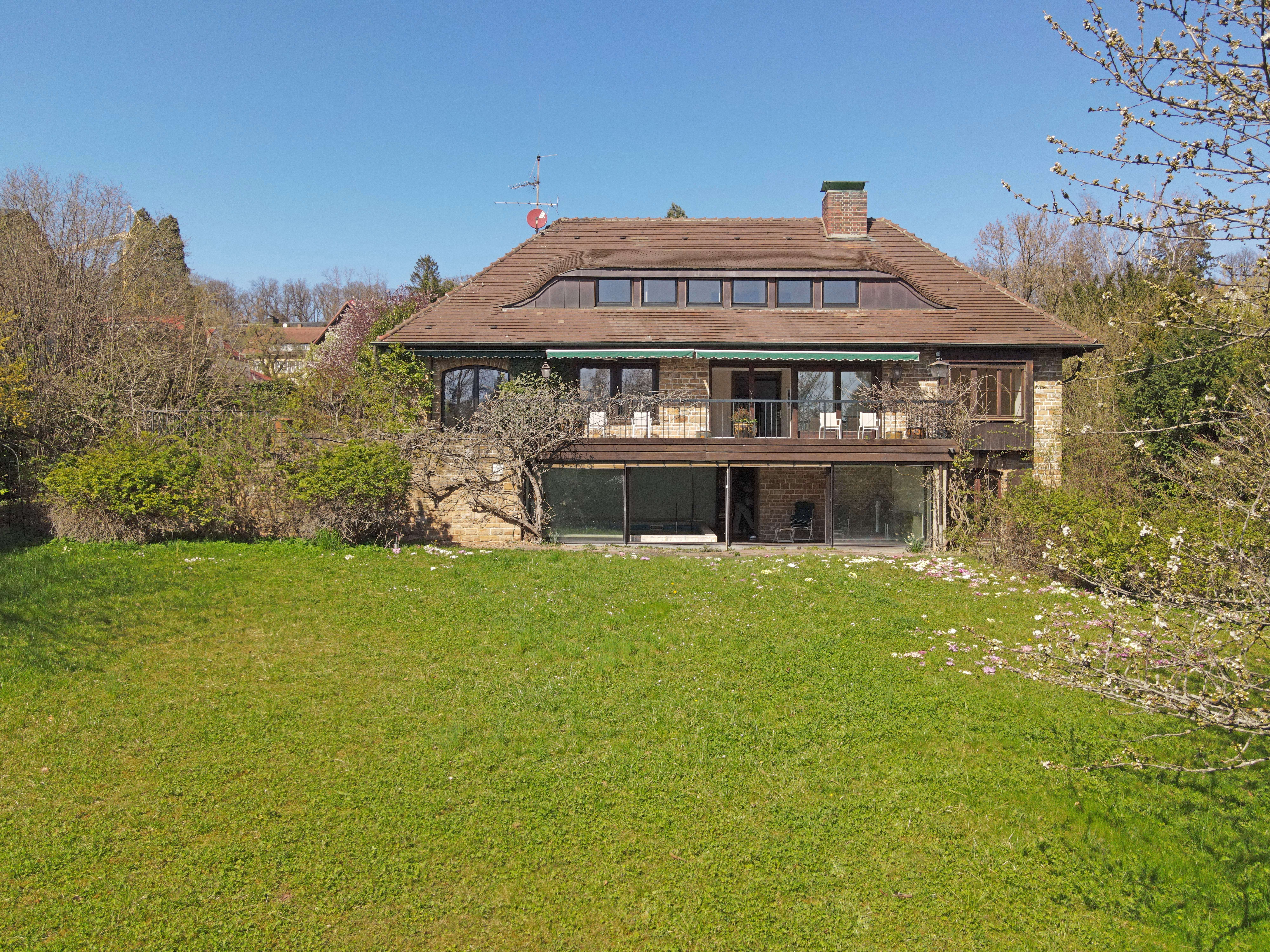Wunderschöne Villa mit ca. 2.352 m² Traumgrundstück, Schwimmhalle in bester Lage von S-Frauenkopf, Stuttgart – Bild 1