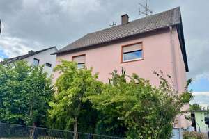 Renovierungsbedürftiges 3-Familienhaus mit guter Substanz am Feldrand in Schöneck – Die vollständige Adresse der Immobilie erhältst du vom Anbieter., 61137 Schöneck – Vorschaubild 1