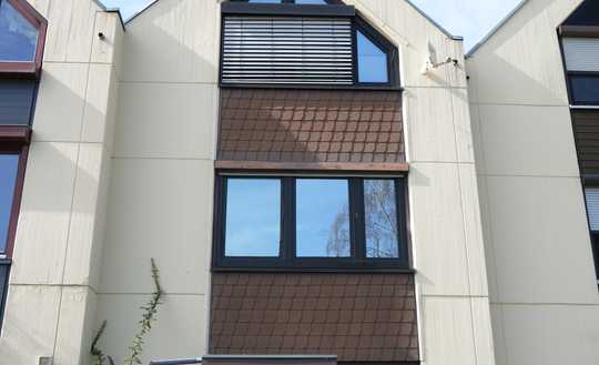 Helles Reihenhaus mit flexibler Raumaufteilung, Terrasse, Garten und Garage.