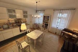 Stilvolles Wohnen im Palais: 2-Zimmer-Traum in Stadtamhof incl. EBK und Wallbox-TG!