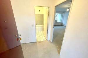 Für Renovierungsfreudig - Kompakte 1-Zimmer Wohnung mit Balkon! – Burgemeisterstr. 11, 12103 Tempelhof, Berlin – Vorschaubild 1