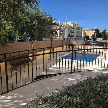 Wohnung zum Verkauf in Nerja, Erdgeschoss mit 2 Schlafzimmern, Pool und nur 100 Meter vom Strand ent