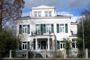 Erdgeschoßetage in denkmalgeschützter Gründerzeitvilla in Rheinnähe 