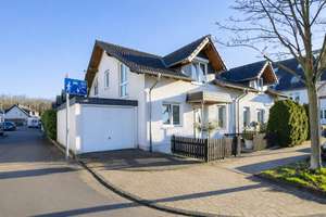 Junge Doppelhaushälfte mit großzügigem Platzangebot sucht Familienglück in gefragter Lage von Poll!