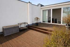 Helle Maisonette mit Dachterrasse und Balkon