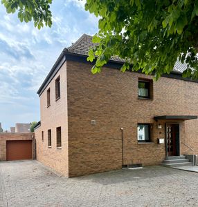 Viel Platz für die Familie: Doppelhaushälfte mit großem Südgarten, Sauna und tiefer Garage