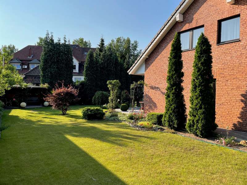 Sehr gepflegtes Einfamilienhaus mit Einliegerwohnung am Waldrand gelegen