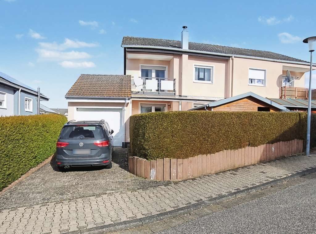 Immobilie in Kirchberg - Gepflegte Doppelhaushälfte mit Kamin, Garage und überdachter Terrasse – viel Platz für die Familie - Bild 2