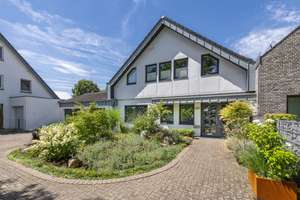 Top-Optionen: Hochwertige 9-Zi-Großraumimmobilie! 5 Bäder! 2 Garagen! Garten! Einlieger möglich!