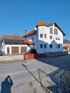 Familienfreundliches großzügiges Haus mit Garten und Garagenanbau