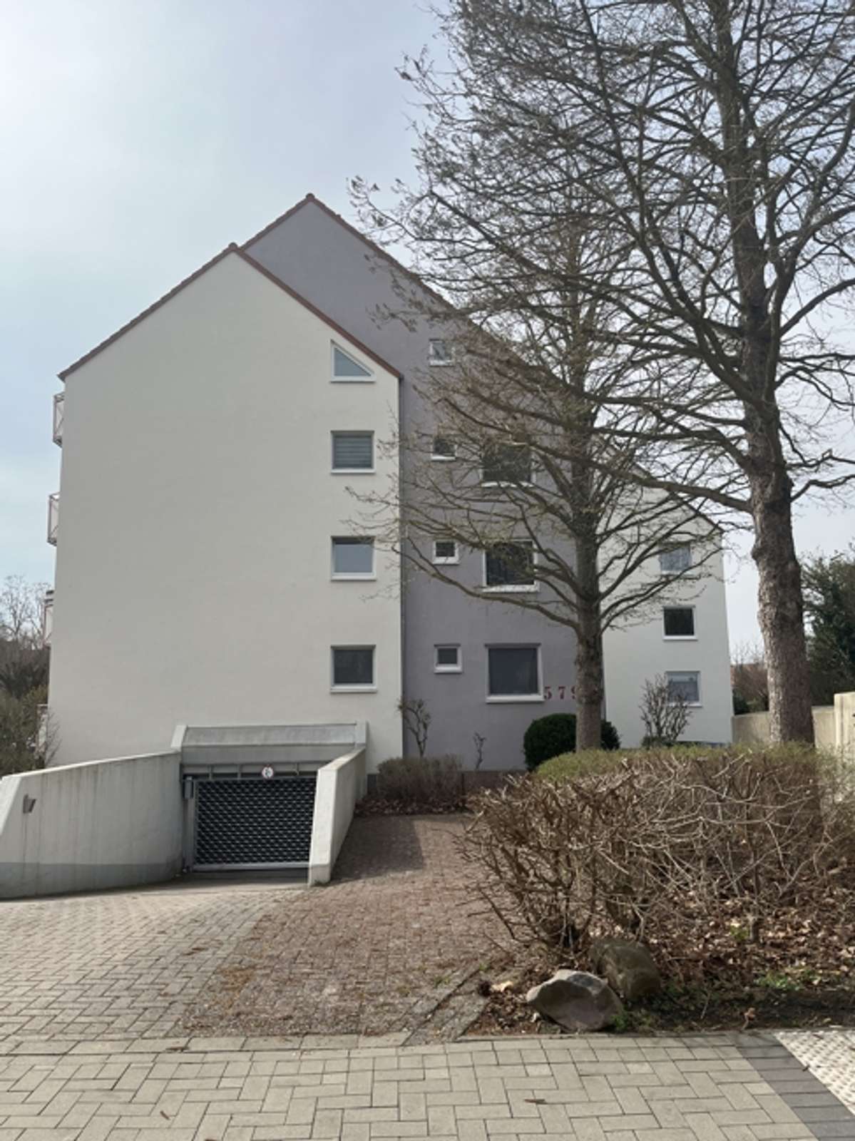 Attraktive 2-Zimmer-DG-Wohnung mit gemütlichem Balkon und Tiefgaragenstellplatz in ruhiger Lage
