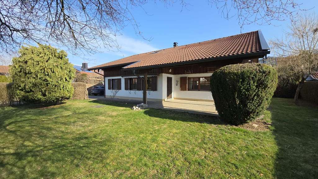 Immobilie in Nußdorf - Chiemgauer Landhaus Nahe des Chiemsees mit 900qm sonnigem Gartengrundstück – Doppelgarage - Bild 2