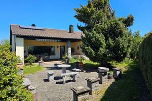 Zentral angebunden - Einfamilienhaus mit Charakter: Wohnen auf einer Ebene, Studio & sonniger Garten – Die vollständige Adresse der Immobilie erhältst du vom Anbieter., 94474 Vilshofen an der Donau – Vorschaubild 1