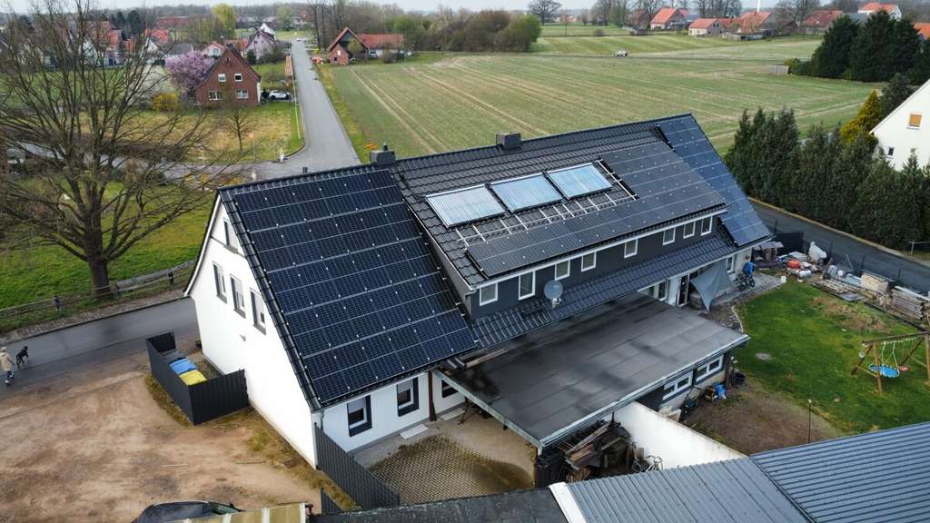 Immobilie in Espelkamp - Mehrfamilienhaus mit Rendite, Geschichte und moderner Technik – saniertes ehemaliges Schulgebäude - Bild 0