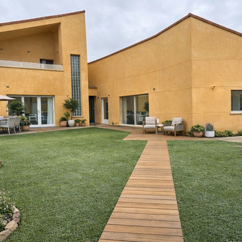 Freistehende Villa zu renovieren nach Ihrem Geschmack – großes Grundstück und vielfältige Möglichkei