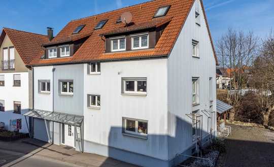 MFH mit Potenzial – 2 Wohnungen kurzfristig frei – zentral in Frickenhausen