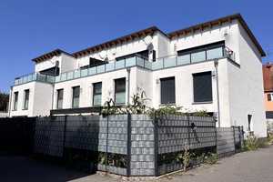 Exklusives, neuwertiges 5-Zimmer-Reihenhaus mit gehobener Innenausstattung und EBK in Großhabersdorf – Nürnberger Straße 35b, 90613 Fürth (Kreis) – Vorschaubild 1