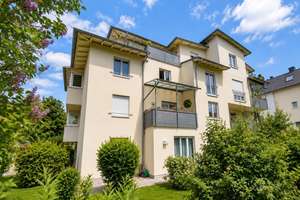 Vermietete 3-Zimmer-Dachgeschosswohnung mit großer Dachterrasse und zwei Stellplätzen