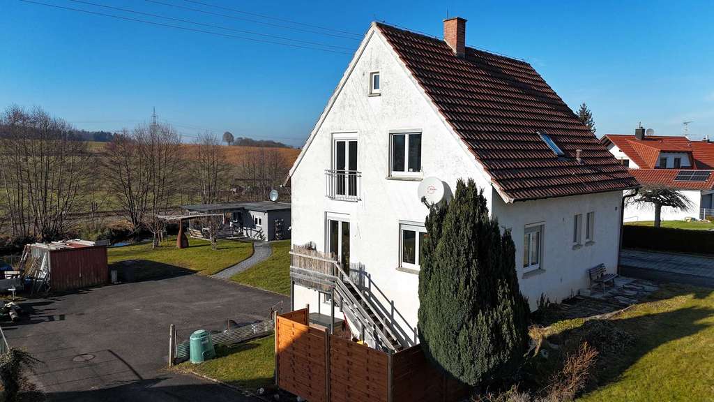 Immobilie in Maselheim - Zweifamilienhaus mit außergewöhnlichem Potenzial auf großem Grundstück in idyllischer Lage - Bild 0