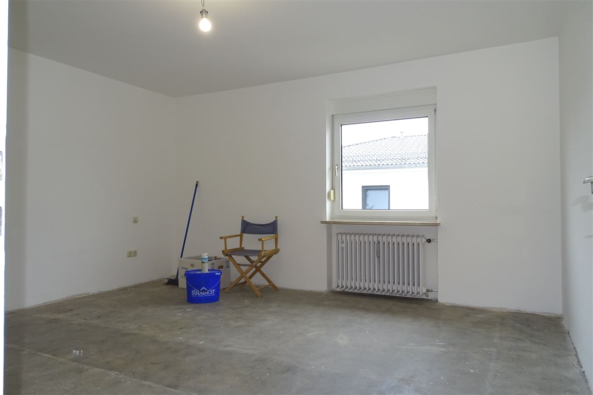 Immobilie in Gilching - Gilching: besondere 2,5 Zi.-Whg  im 4 Fam.-Haus m. Blk., frei + gr. Garage - Bild 3