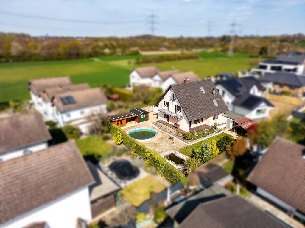 Immobilie in Niederkassel - Wohnen mit Freiraum – charmantes freistehendes Haus mit großem Garten und Pool - Bild 3