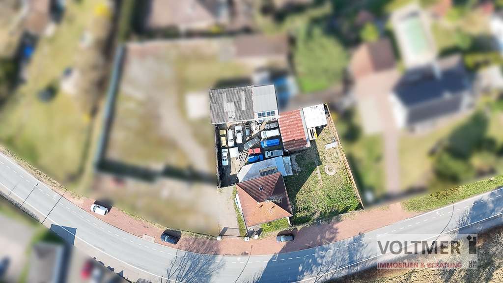 Immobilie in Kirkel - GROSSFLÄCHIG - Zweifamilienhaus mit diversen Garagen und potenziellem Bauland in Kirkel-Limbach! - Bild 1