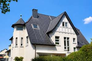 Charmante 3-Zimmer-Wohnung in stilvoller Villa mit Wohnküche und Balkonterrasse