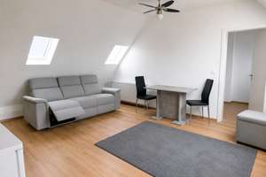 Charmant möblierte Zweizimmerdachgeschosswohnung mit EBK – 40235 Grafenberg, Düsseldorf – Vorschaubild 2