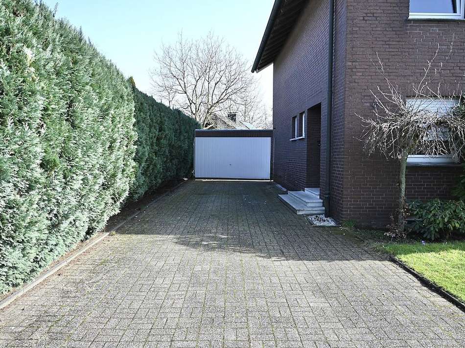 Zufahrt und Garage