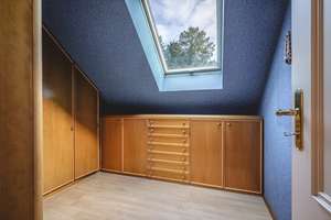 Attraktives Zweifamilienhaus mit 2 Garagen,
großem Grundstück und sonnigem Garten in begehrter Lage – Die vollständige Adresse der Immobilie erhältst du vom Anbieter., 52078 Brand, Aachen – Vorschaubild 24
